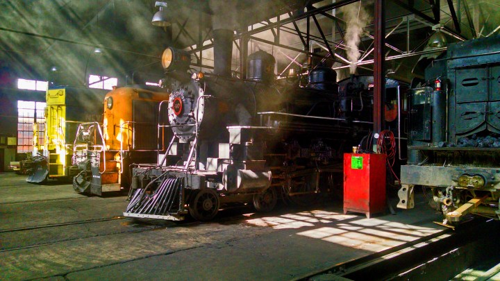 locomotive-coming-in