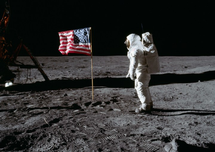 Buzz_Aldrin_and_the_U_S__flag_on_the_Moon_-_GPN-2001-000012
